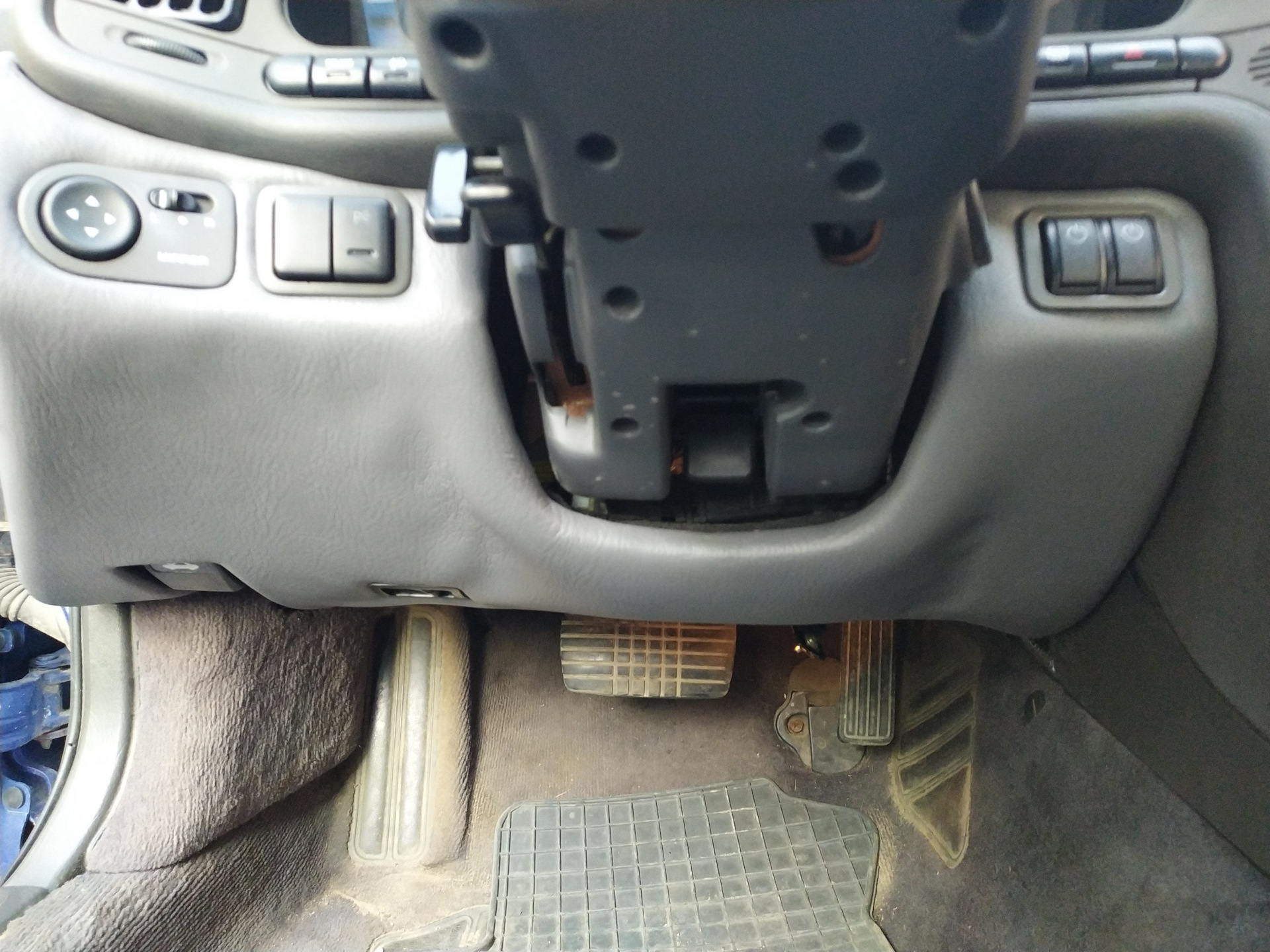 Торпеда фольксваген поло 2011. Пластиковая панель под рулём кольт. Панель под рулем. Разъемы под рулем солярис. Панель под рулем.