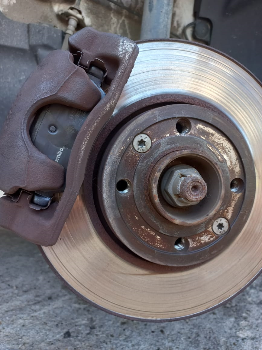 213969 км. Brembo P68033. Замена передних тормозных колодок. — Nissan ...