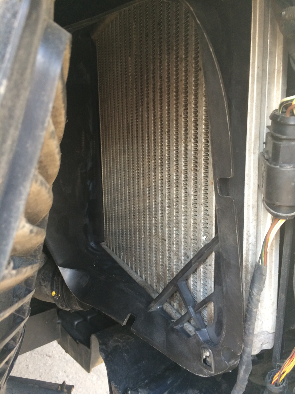 Правый, установлен. — Audi Q7 (1G)