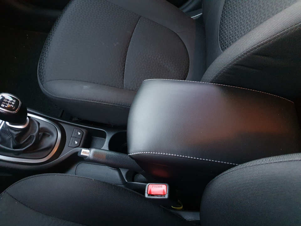 Подлокотник — KIA Rio (3G), 1,6 л, 2017 года | аксессуары | DRIVE2