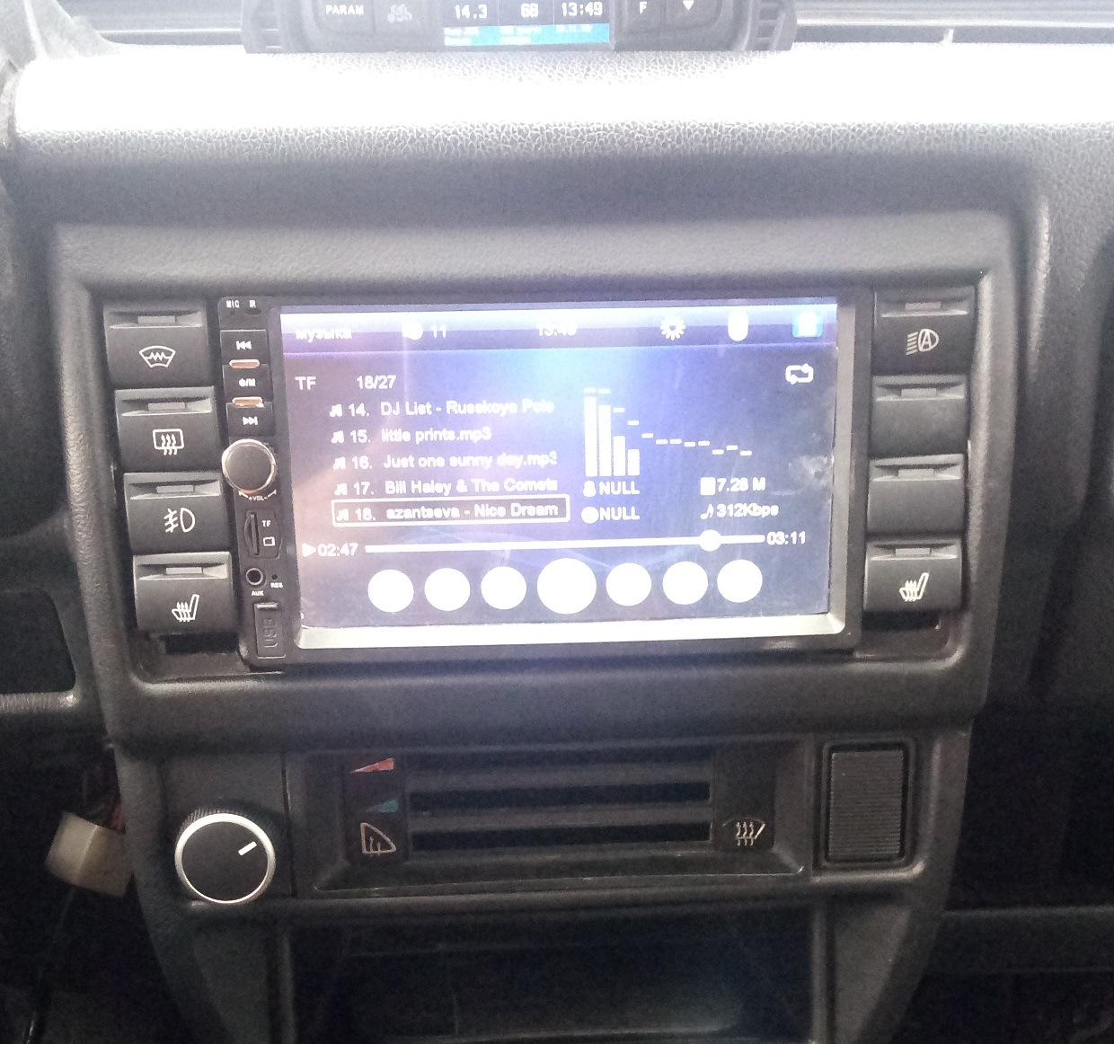 Нива 9 дюймов магнитола. Автомагнитола 2 din в ВАЗ 21213. 2 Din магнитола в ниву. Магнитола 2 din в ниву 21213.