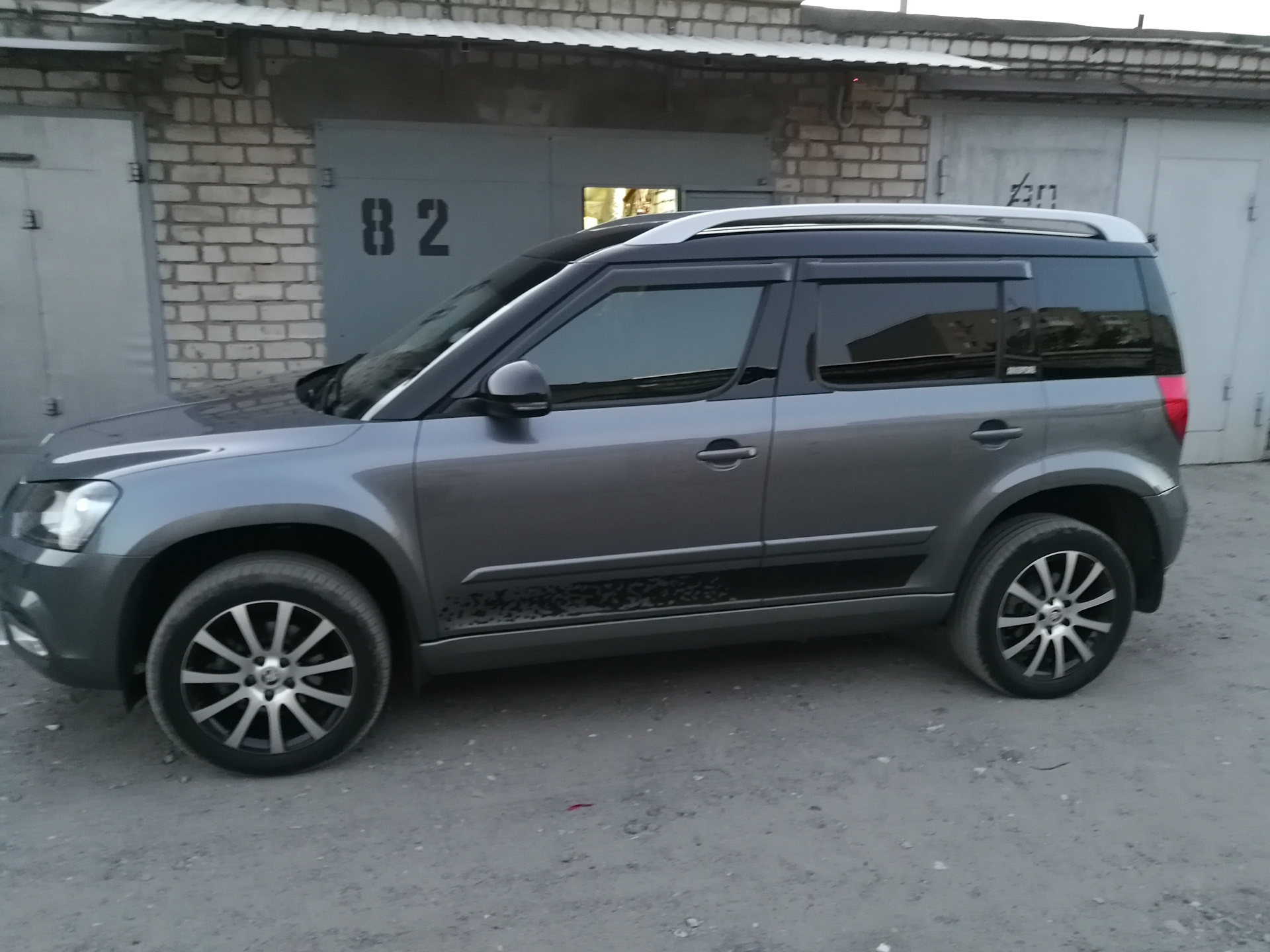 Накладки на стойки дверей фирмы milotec. — Skoda Yeti, 1,8 л, 2018 года |  аксессуары | DRIVE2