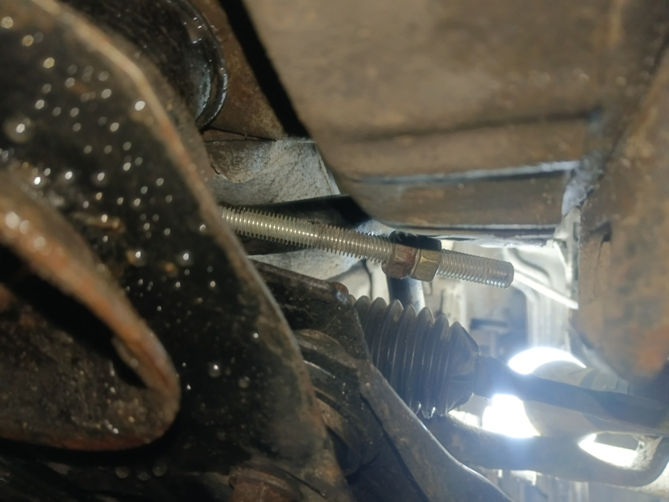 На правой втулке задний болт не хотел наживляться, надо было прижать скобу — все не мог найти куда опереться, везде трубки мешаются и упоров больше нет, монтажки не было — была шпилька, уперся одним концом в лонжерон за колесом, в другим концом прижал заднюю часть скобы. — Nissan Qashqai (1G)
