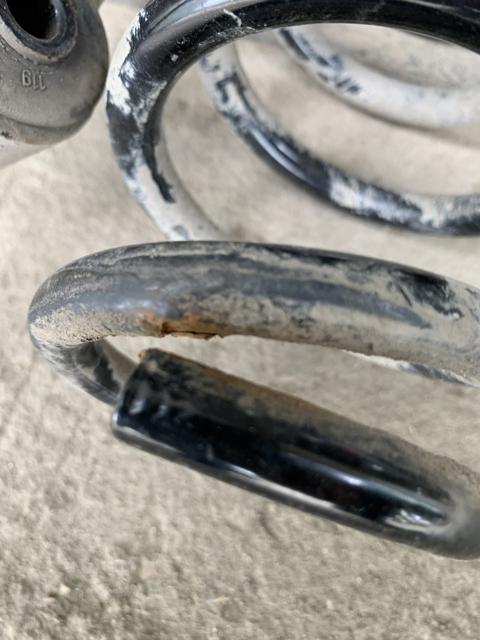 Виден след соприкосновения витков — Mitsubishi Outlander (3G)