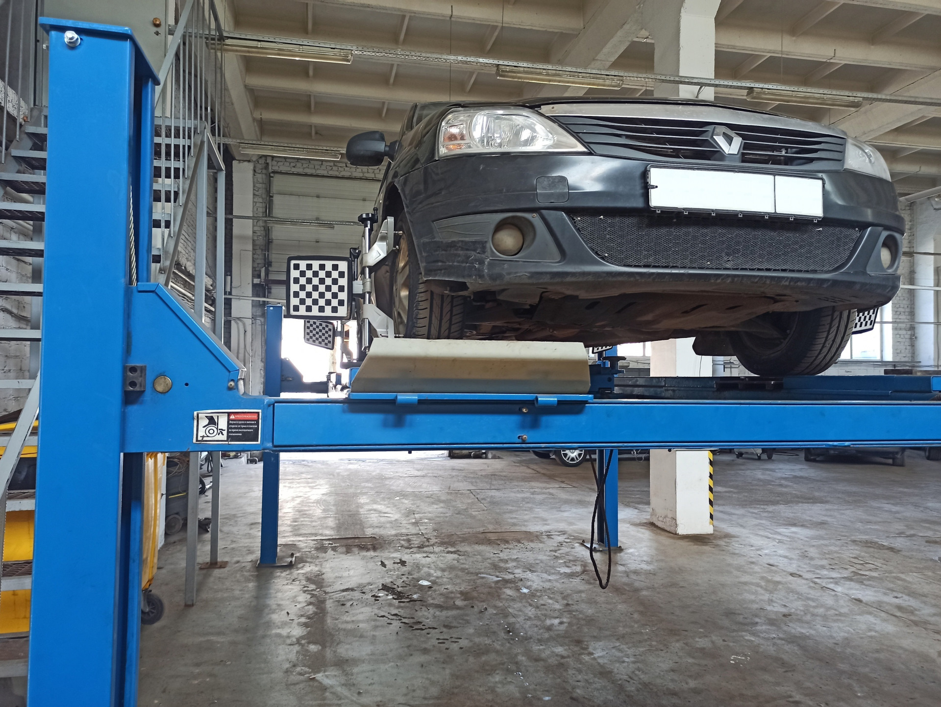 Замена правого рулевого наконечника (на LEMFORDER 3093701), правого ...