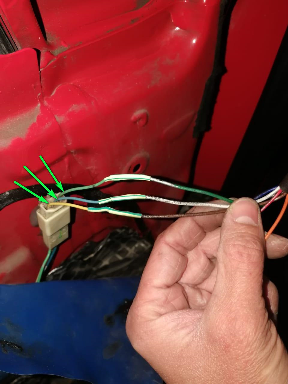 Подключение моторчиков регулировки ЛЕВОГО (ВОДИТЕЛЬСКОГО) зеркала (направление: кузов-зеркало): жёлтый-коричневый; голубой-белый; зелёный-зелёный. Усё готово! Зеркала прикручены, электропитание подключено. Электрорегулировки работают. Переходим с к следующему этапу — ПОВТОРИТЕЛЬ ПОВОРОТОВ. — Pontiac Vibe (1G)