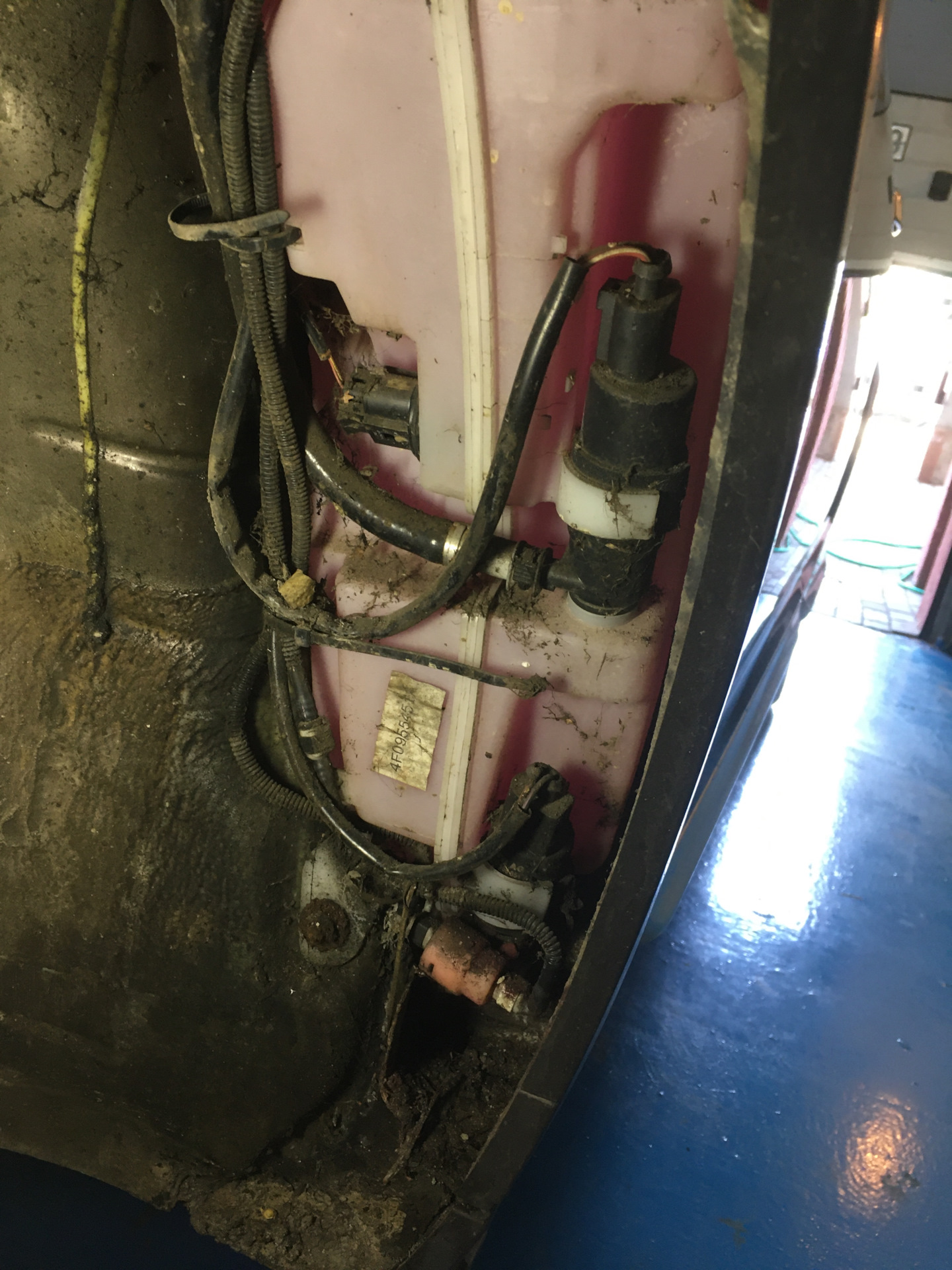 Устранение протечки с бачка омывателя. — Audi A6 (C6), 3 л, 2009 года ...