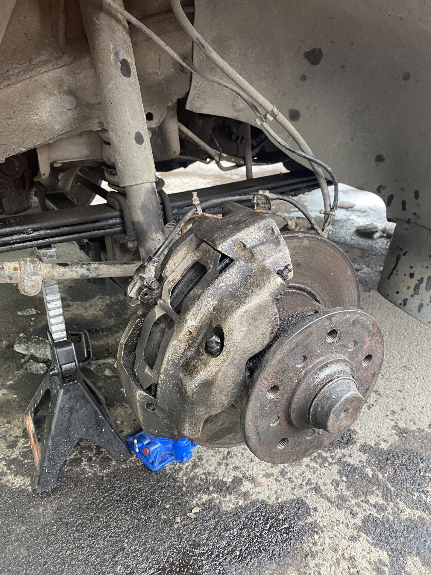 Суппорт тормозной передний ваз 2109. Тормозные колодки в суппорте. Как ставить суппорт. Как ставить суппорт. Суппорта от ваз 2101.