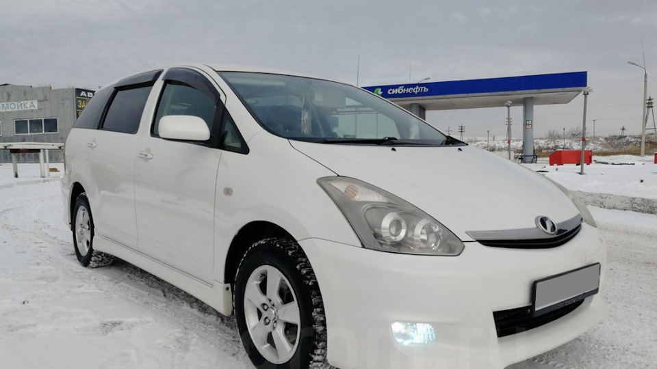 Тойота виш белый. Toyota Wish белая. Тойота Виш белый цвет 2003-2008 год. Виш машина 2005. Белый Виш машина.