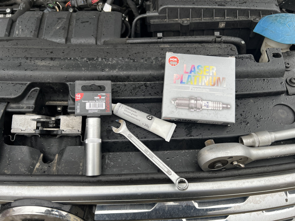 Замена свечей зажигания — Volkswagen Tiguan (2G), 2 л, 2018 года ...