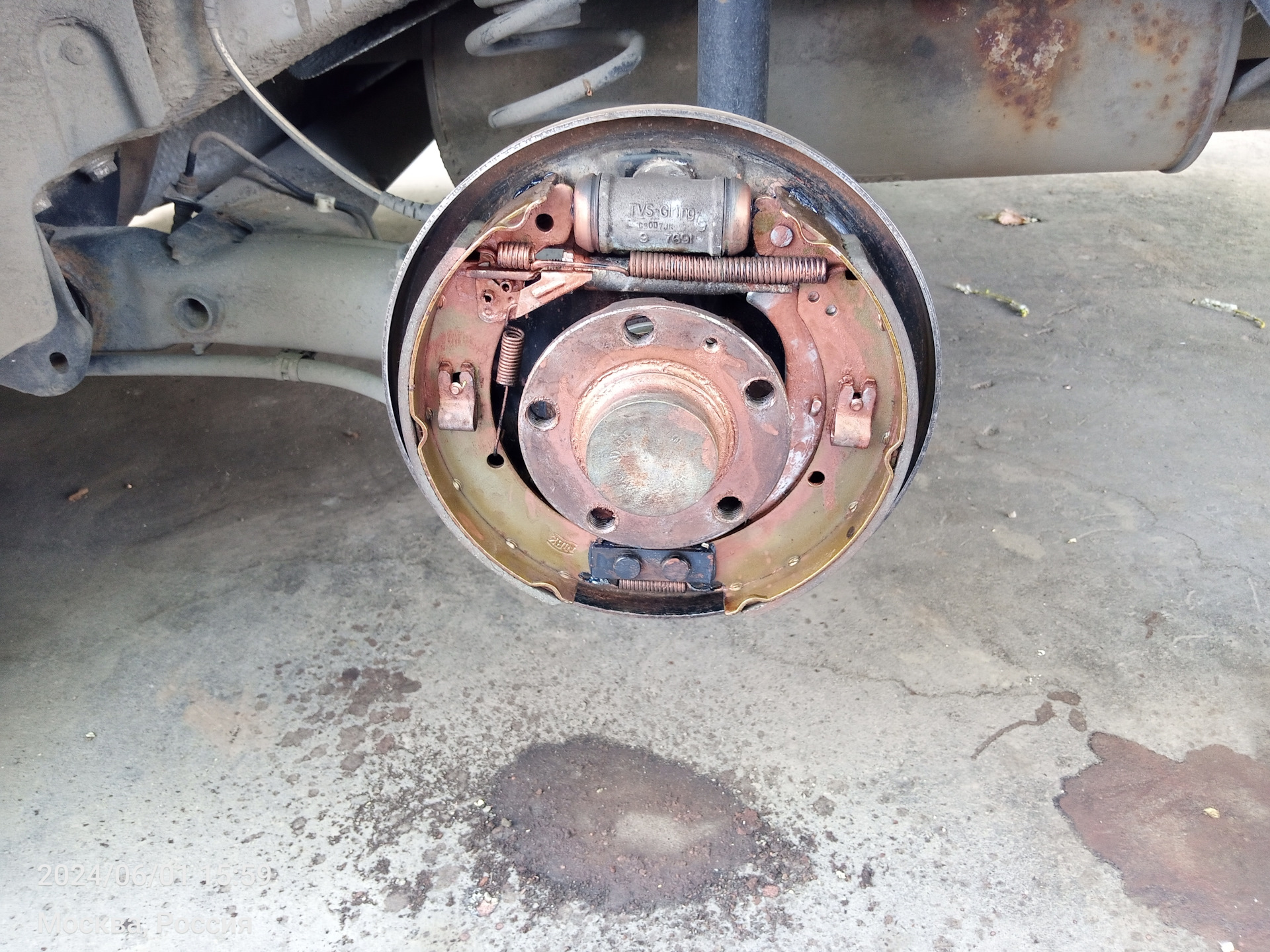 Чистка и смазка задних тормозных механизмов — Volkswagen Polo Sedan, 1 ...