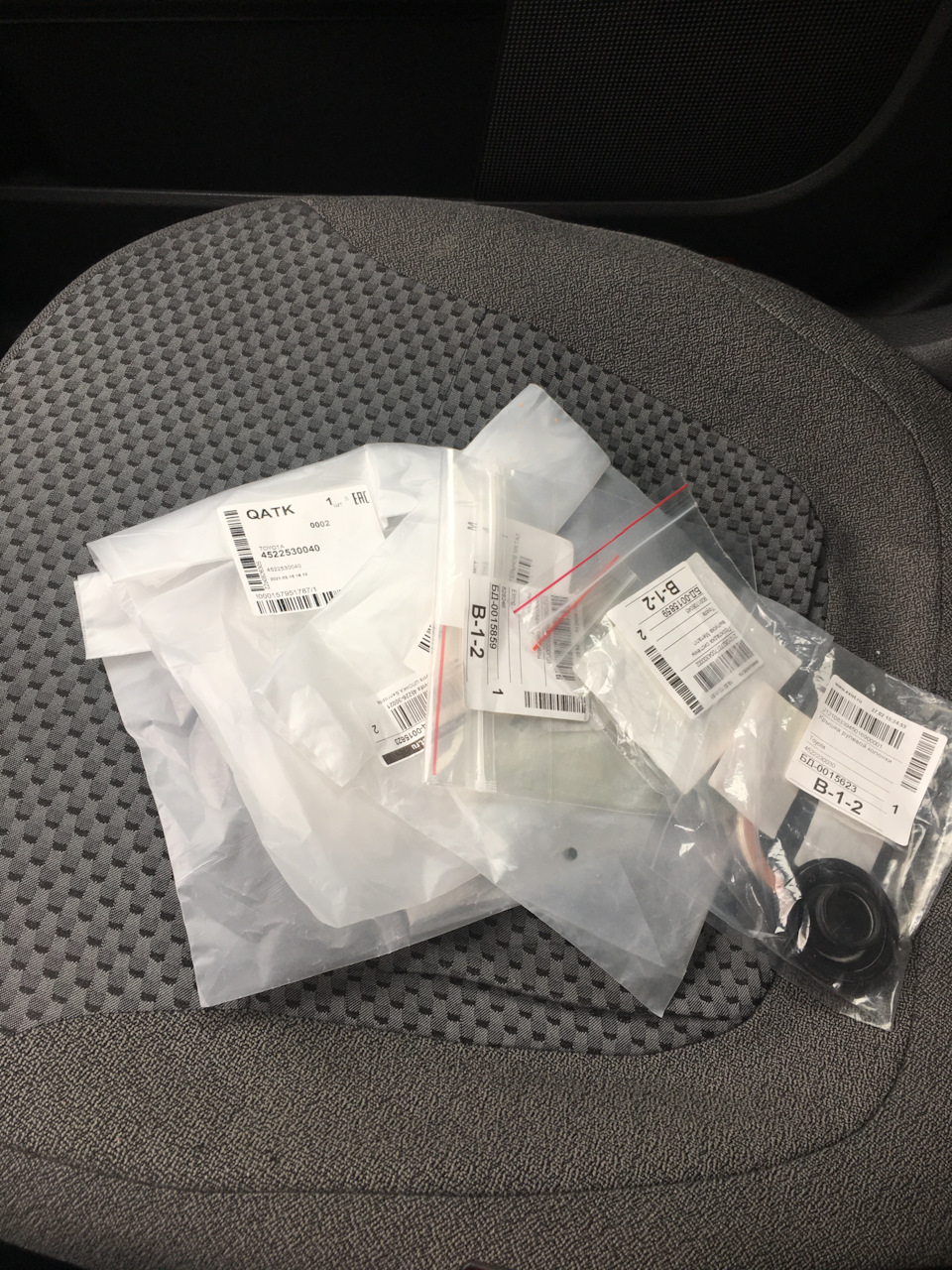 тут, правда, еще прокладки для выхлопа из прошлого поста — Toyota Crown (S120). Запчасти на фото: 4522530040