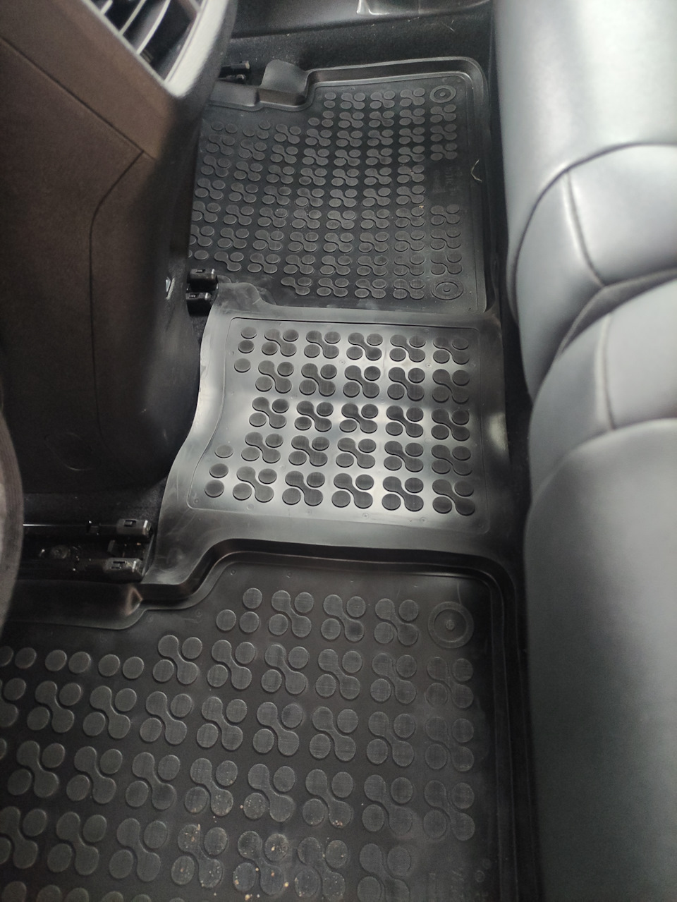 Задний коврик цельный — сразу перерывает все пространство с тоннелем — то что нужно! — Citroen C5 Aircross