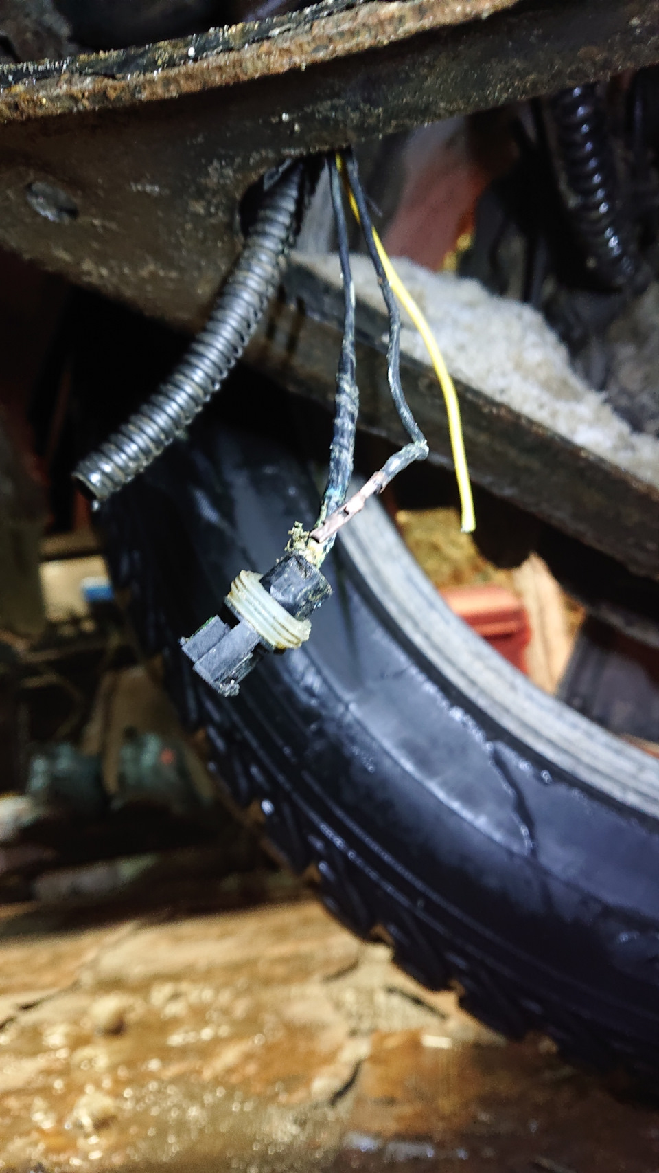 Замена фишки датчика пневмоподвески. — Audi Q7 (1G), 3 л, 2007 года ...