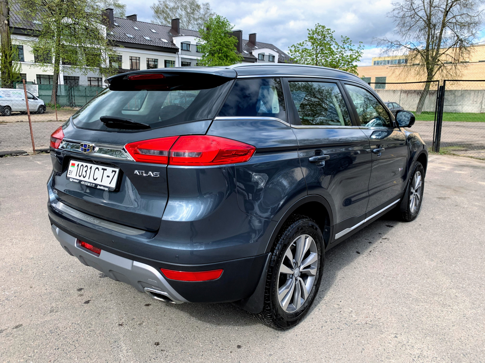 Джили атлас хорошая машина. Geely Atlas Pro красный. Джили атлас про серый металлик