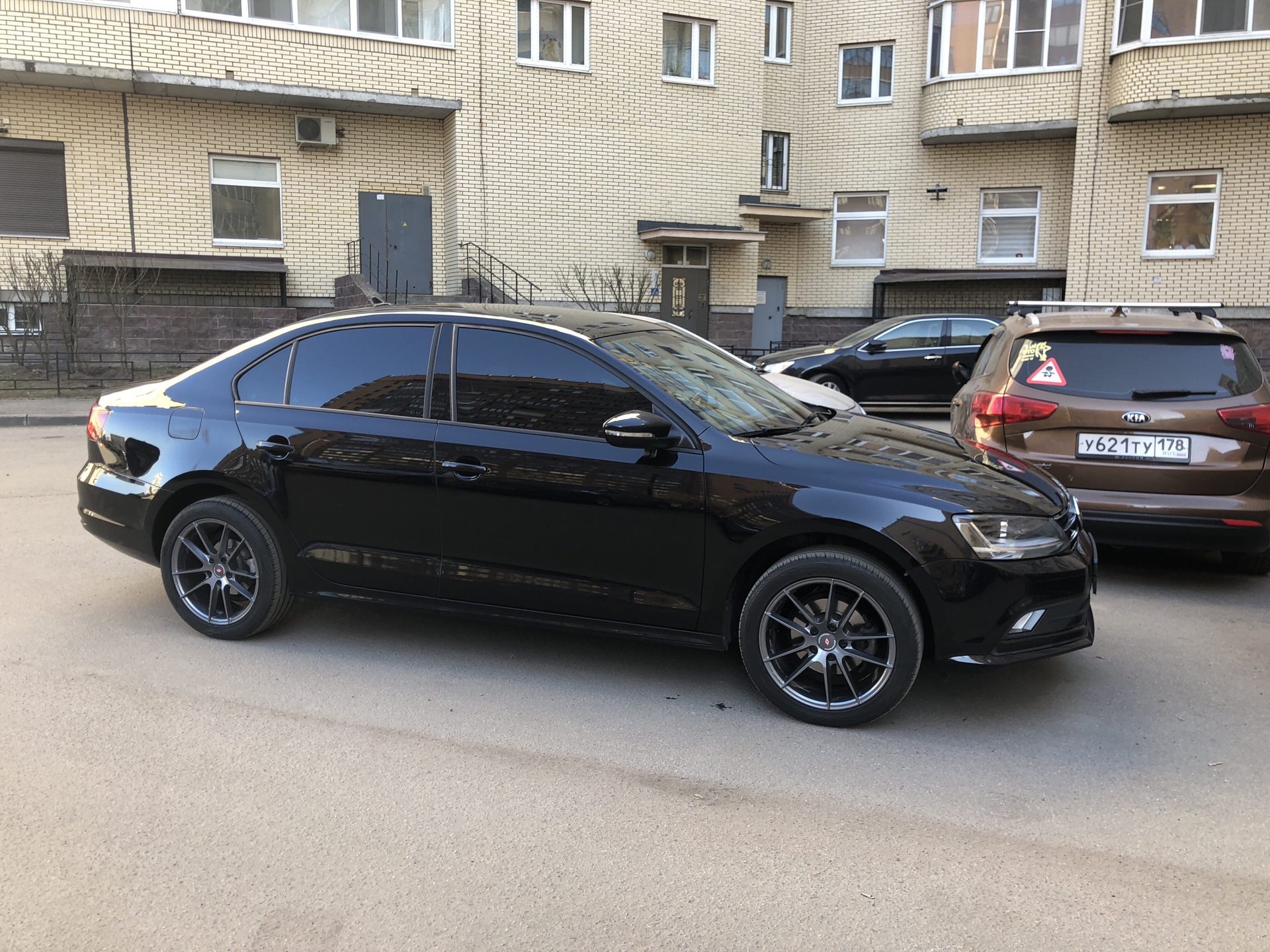 Volkswagen polo sedan черный. черные диски фольксваген. черный vw polo sedan r17. Volkswagen polo sedan 2010 черный. Vw jetta 6 black r17.