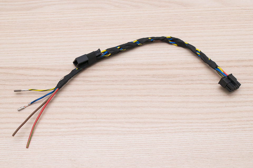 Разъём 4-пин (шина + питание) типа «папа» для подключения к жгуту, а хвосты без пинов обрезаются и обжимаются уже по месту с учётом изгиба проводов и их расположения в разъёме мозгов — BMW 6 series (E63)