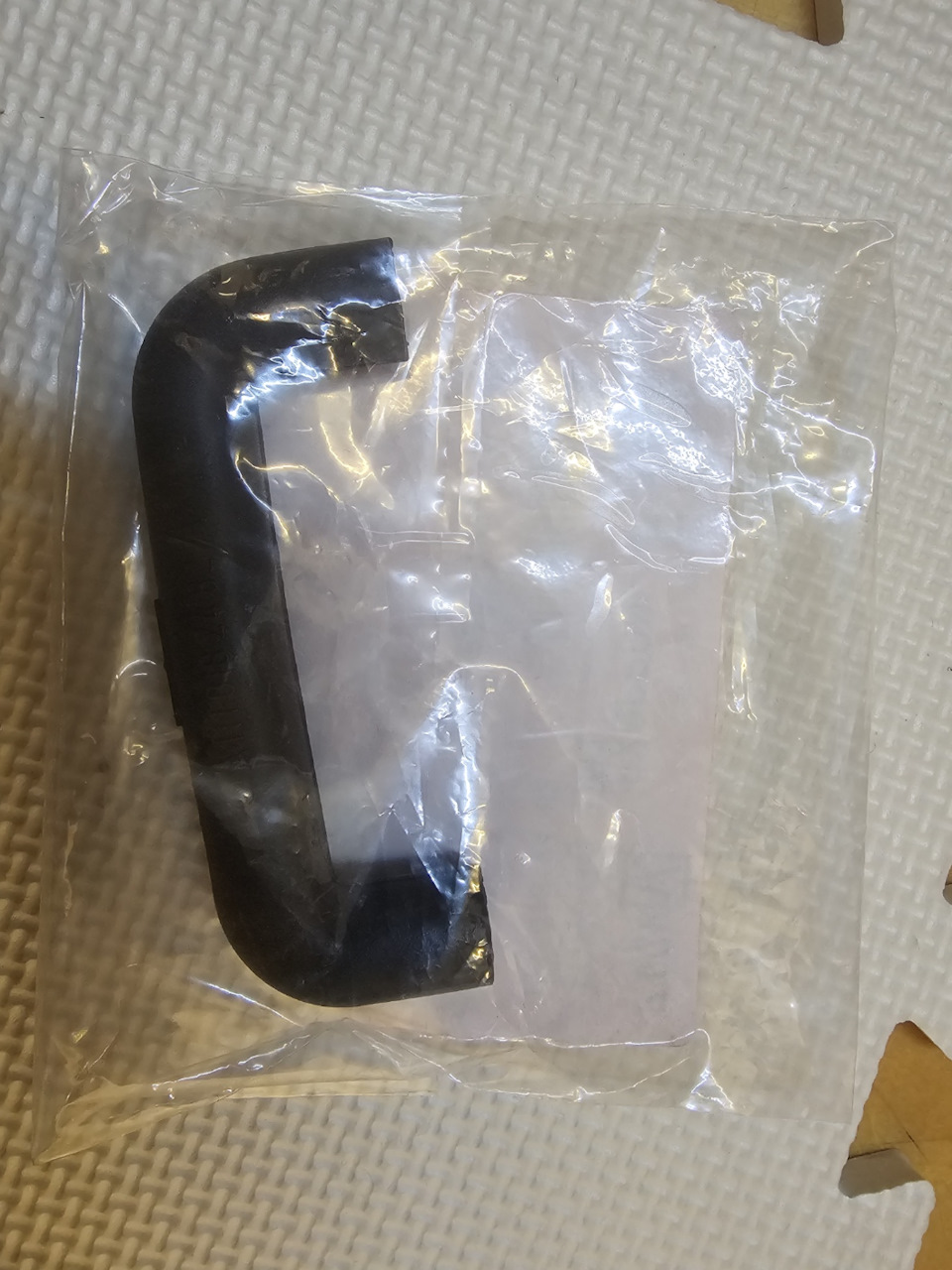 Патрубок картерных газов A1110182482 — Mercedes-Benz C-Class (W203). Запчасти на фото: A1110182482