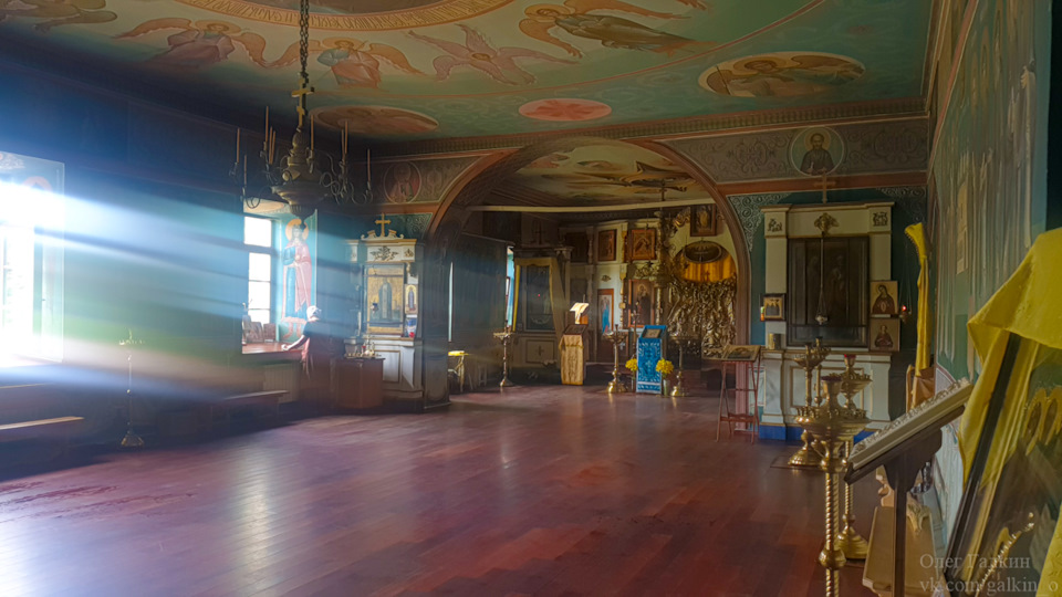 Внутри храма, заметно, что в люстре стоят обычные свечи — Renault Logan Stepway