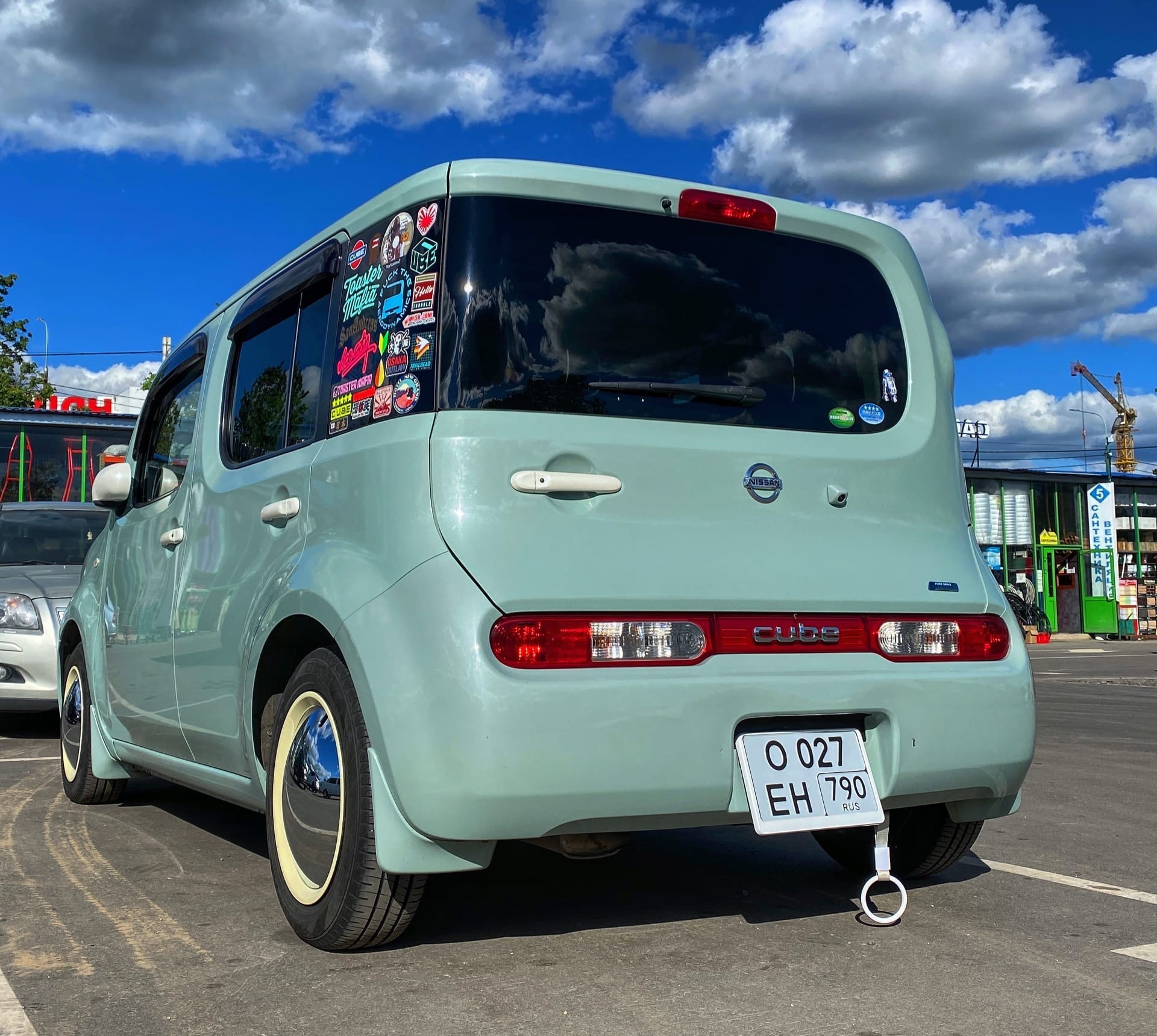 Квадратный номер на Nissan Cube