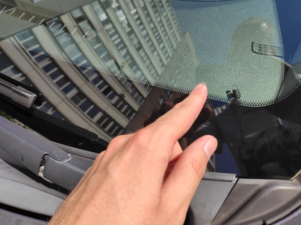 Искажения примерно 1см от нижнего края, так в глаза не бросается, но если присмотреться на ходу можно заметить как жуёт разметку. — KIA Rio (3G)