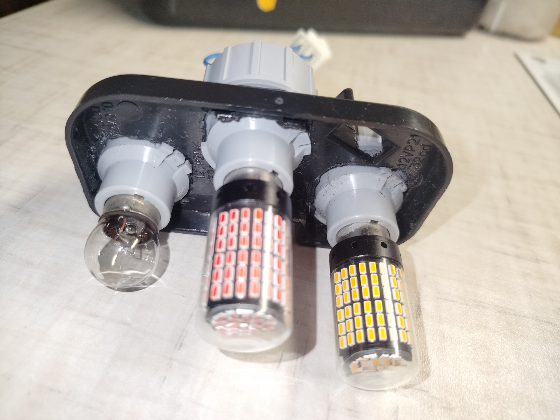 Патроны вместо плат задних фонарей. Замена упоров задней двери — Lada ...