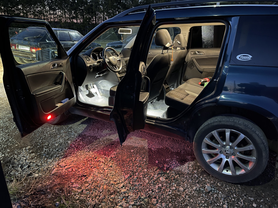 Подсветка пространства ног — Skoda Yeti, 1,8 л, 2011 года | своими ...
