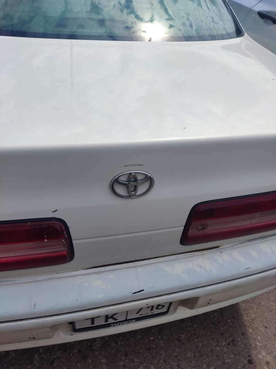 И вставляется непосредственно в крышку багажника — Toyota Mark II (100)