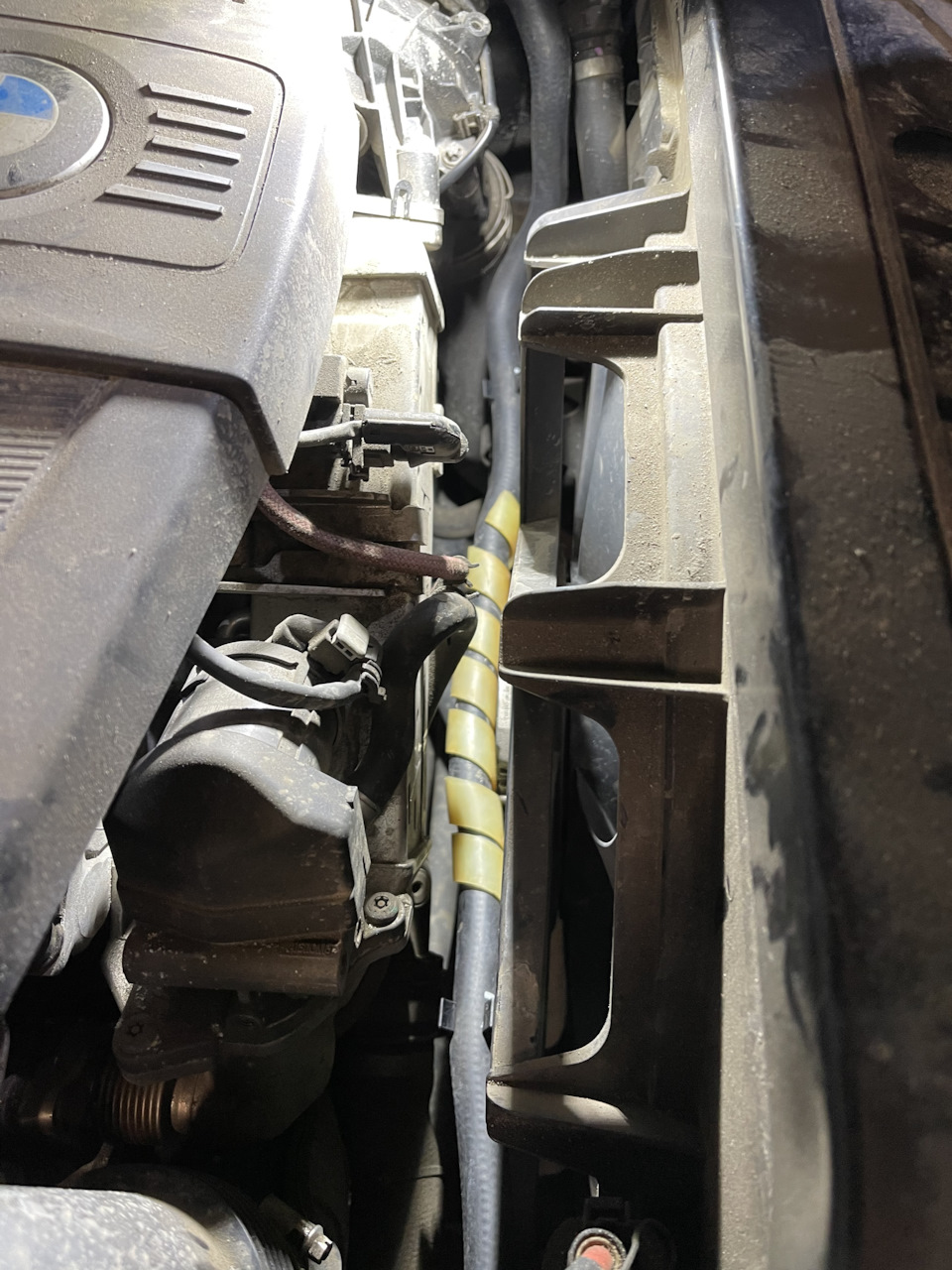 Шланг верхний, крепится на вентилятор. Субаристы посчитали что ему не помешает обмотка. — BMW X4 (F26)