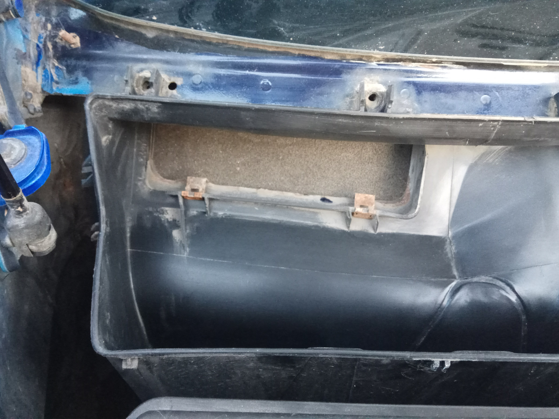 Очистка сливных дренажей под капотом W208 CLK 320 Kabrio — Mercedes ...