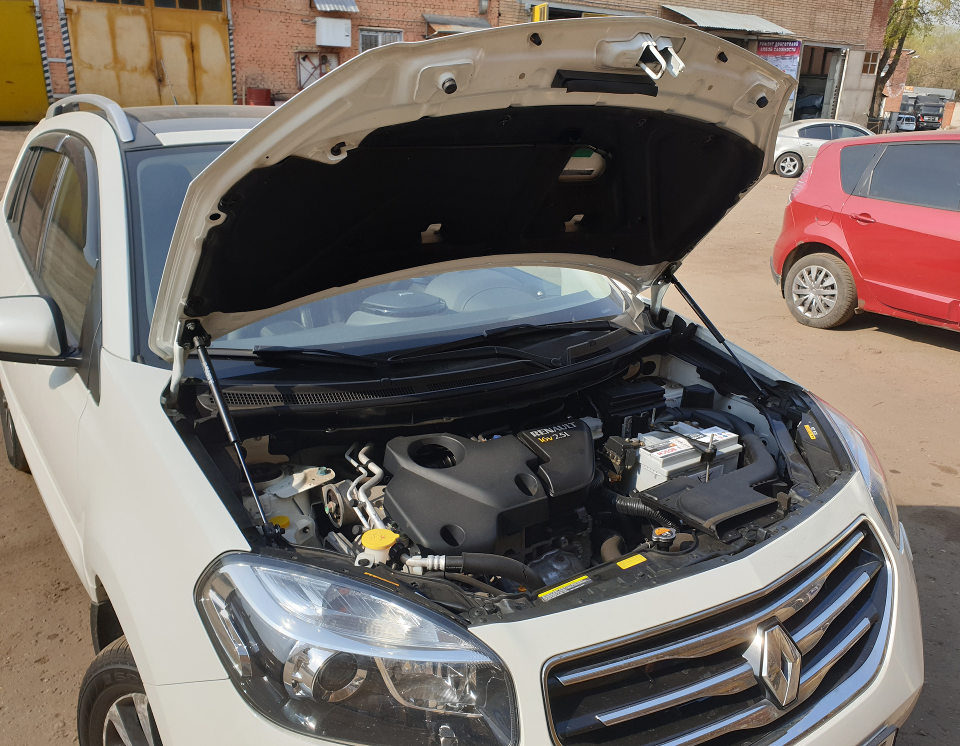 Установил пневматические упоры капота — Renault Koleos (1G), 2,5 л ...