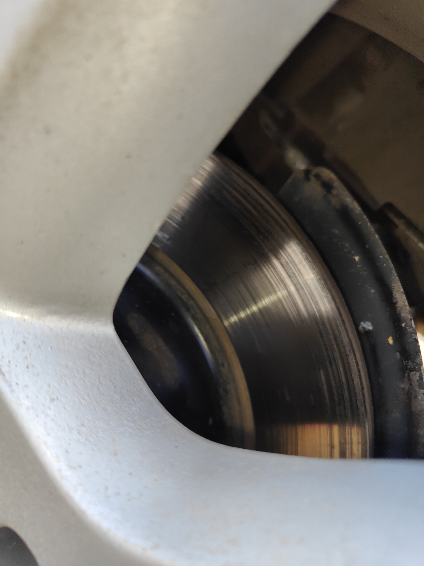 Черта на тормозном диске — Renault Fluence, 1,6 л, 2011 года ...