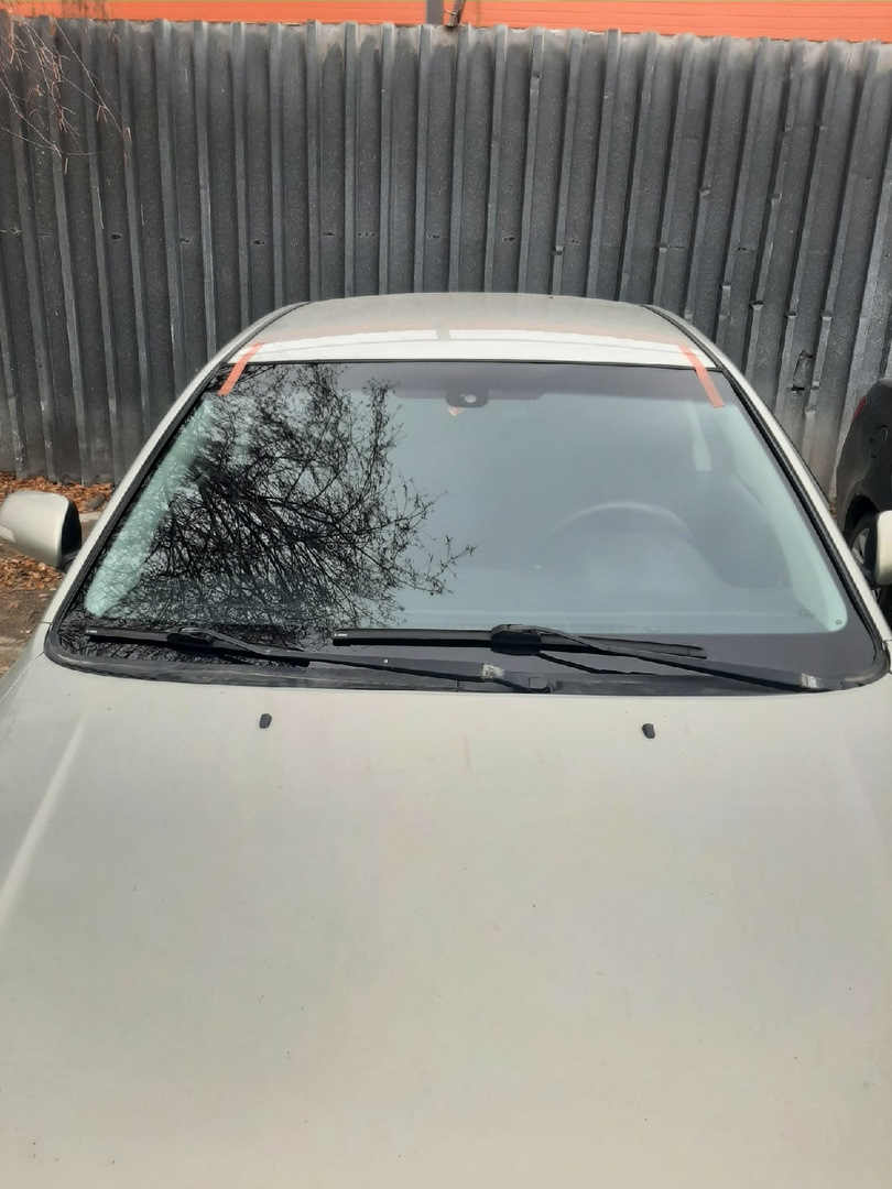Лобовое стекло авенсис 2007. Стекло с обогревом toyota wish 2003. Водосток лобового стекла toyota avensis. Автостекла тойота. Стекло лобовое авенсис 250.