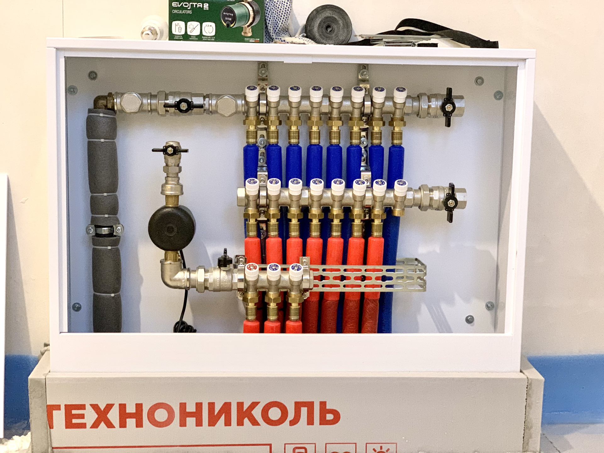 коллектор гвс хвс. коллекторная разводка хвс и гвс. коллектор гвс хвс. разводка труб водоснабжения рехау. разводка сантехники с системой нептун.