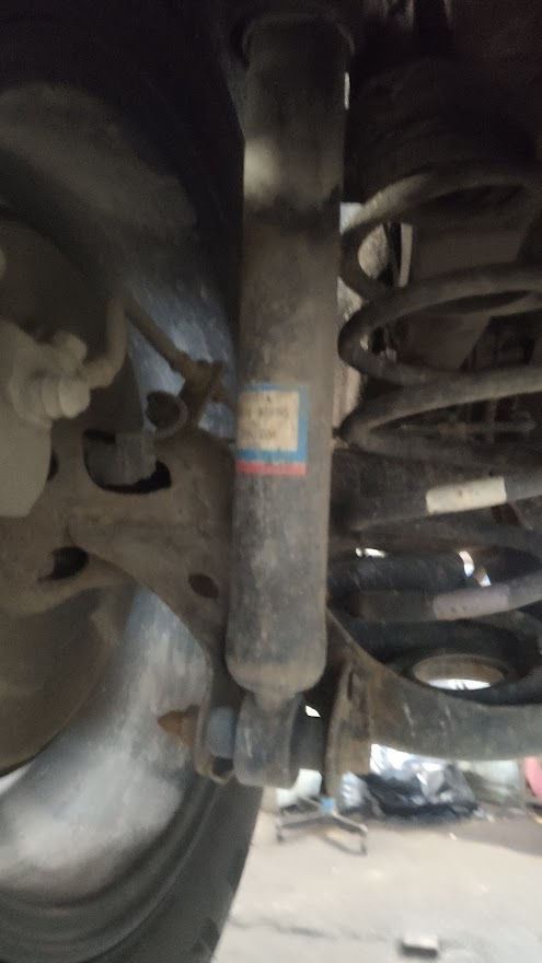 Стук на мелких неровностях. Замена амортизаторов, но виноваты не они ...