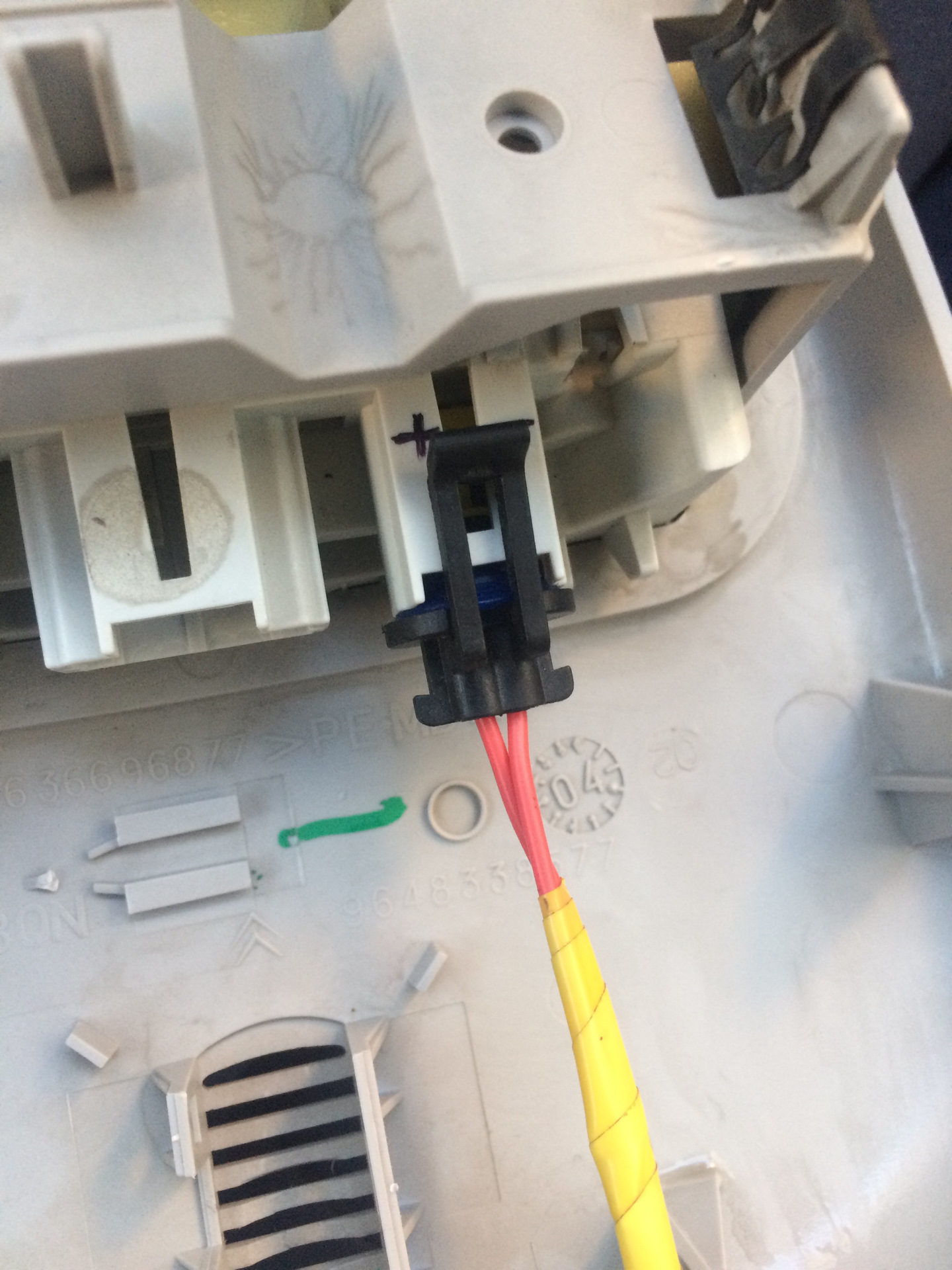 Подключение регистратора к плафону освещения салона — Peugeot 407, 2 л ...