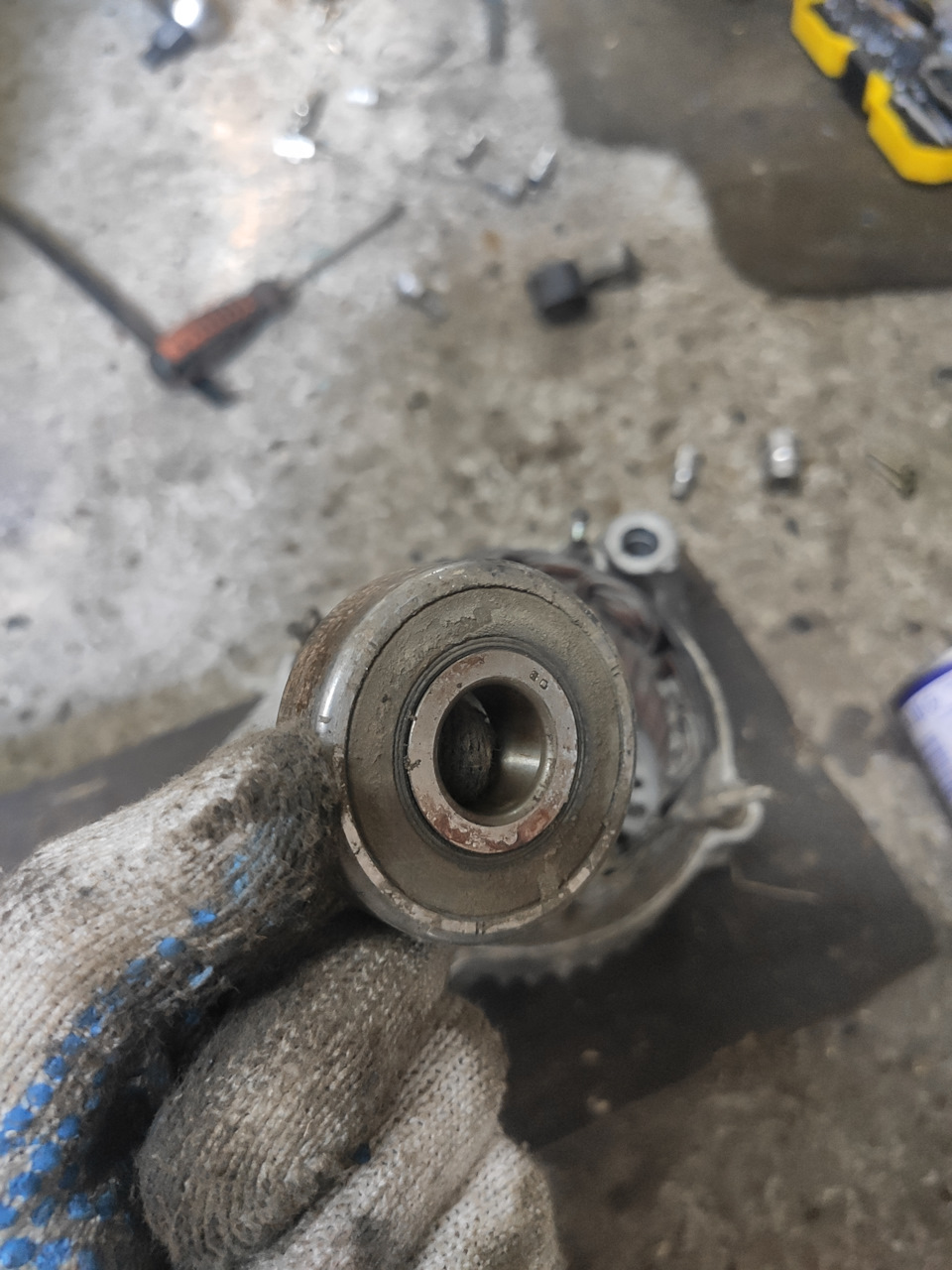 А вот и причина шума, подшипник приуныл, но все равно не сдался и не заклинил — Toyota Chaser (100)