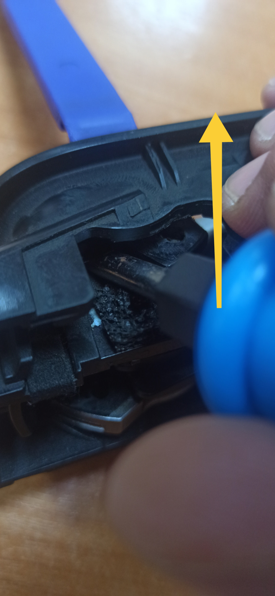 Как разобрать внутреннюю дверную ручку — Mazda 3 (2G) BL, 1,6 л, 2011 ...