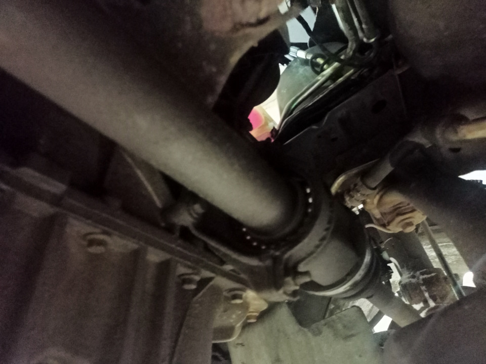 Замена сальника и промежуточного подшипника приводного вала. — Ford ...