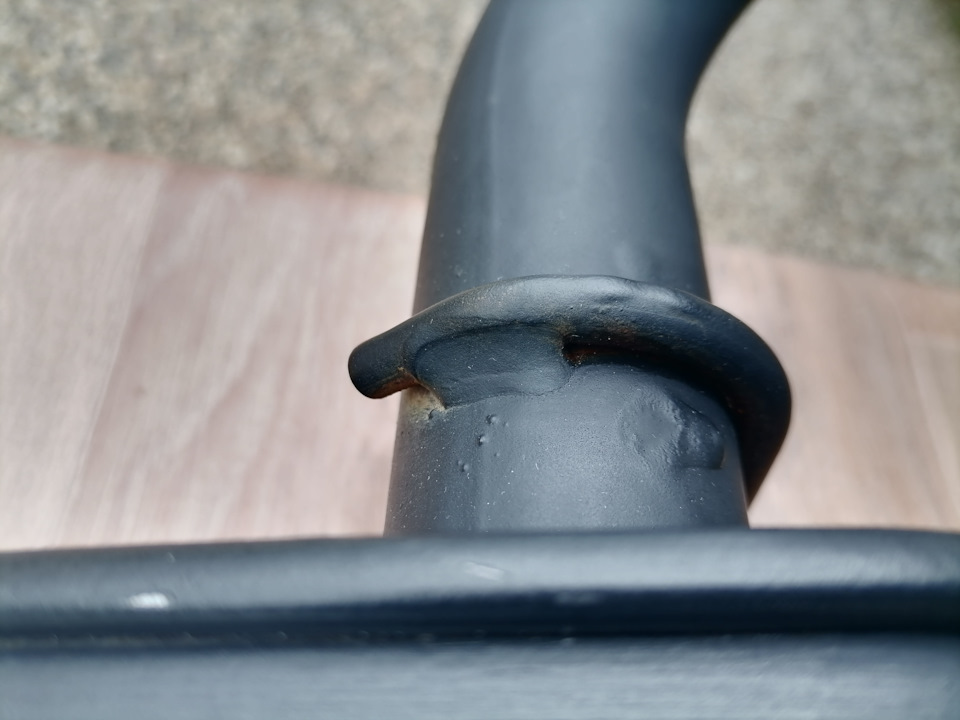 Крюк видимо пожмотили из нержи, начал ржаветь — Chevrolet Niva (1G)