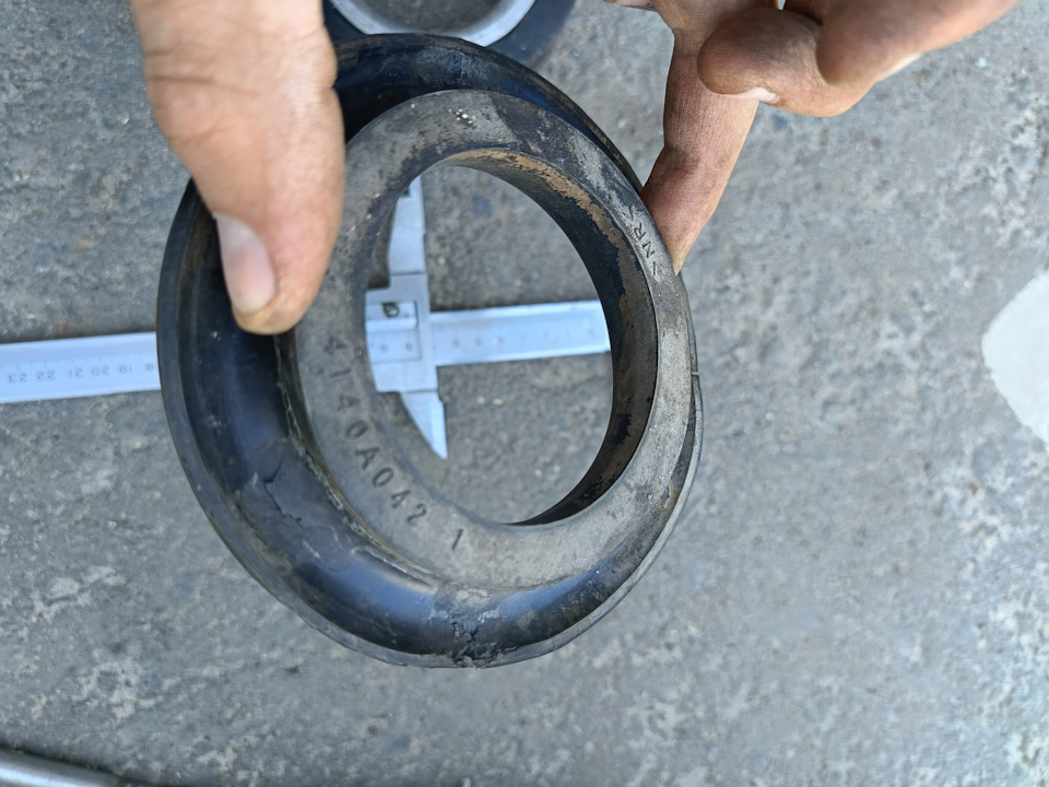 Убираем резинки верхние и ставим проставку толщиной в 3см. — Mitsubishi Outlander XL