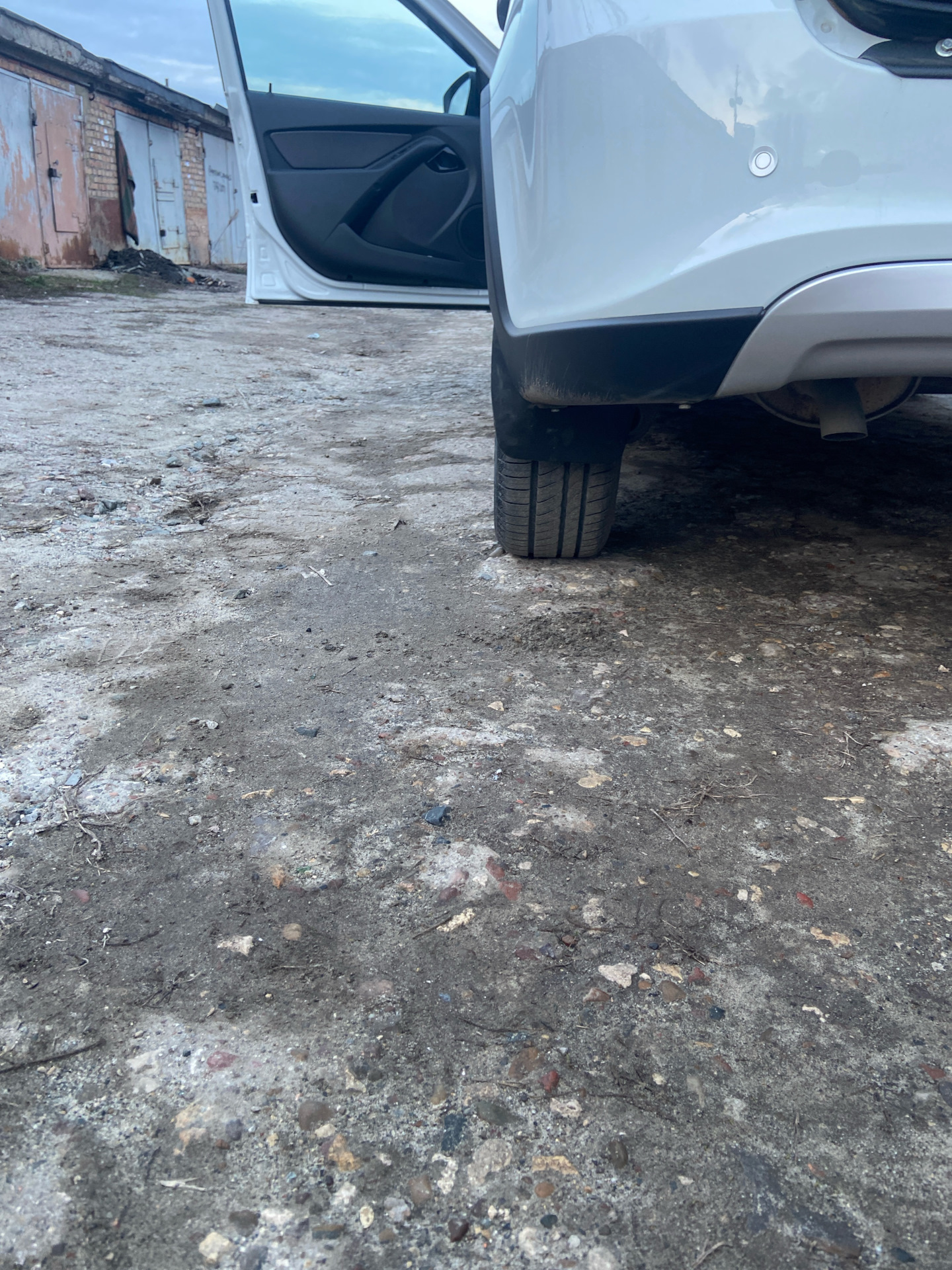 Задние увеличенные брызговики — Lada Гранта Cross, 1,6 л, 2023 года ...