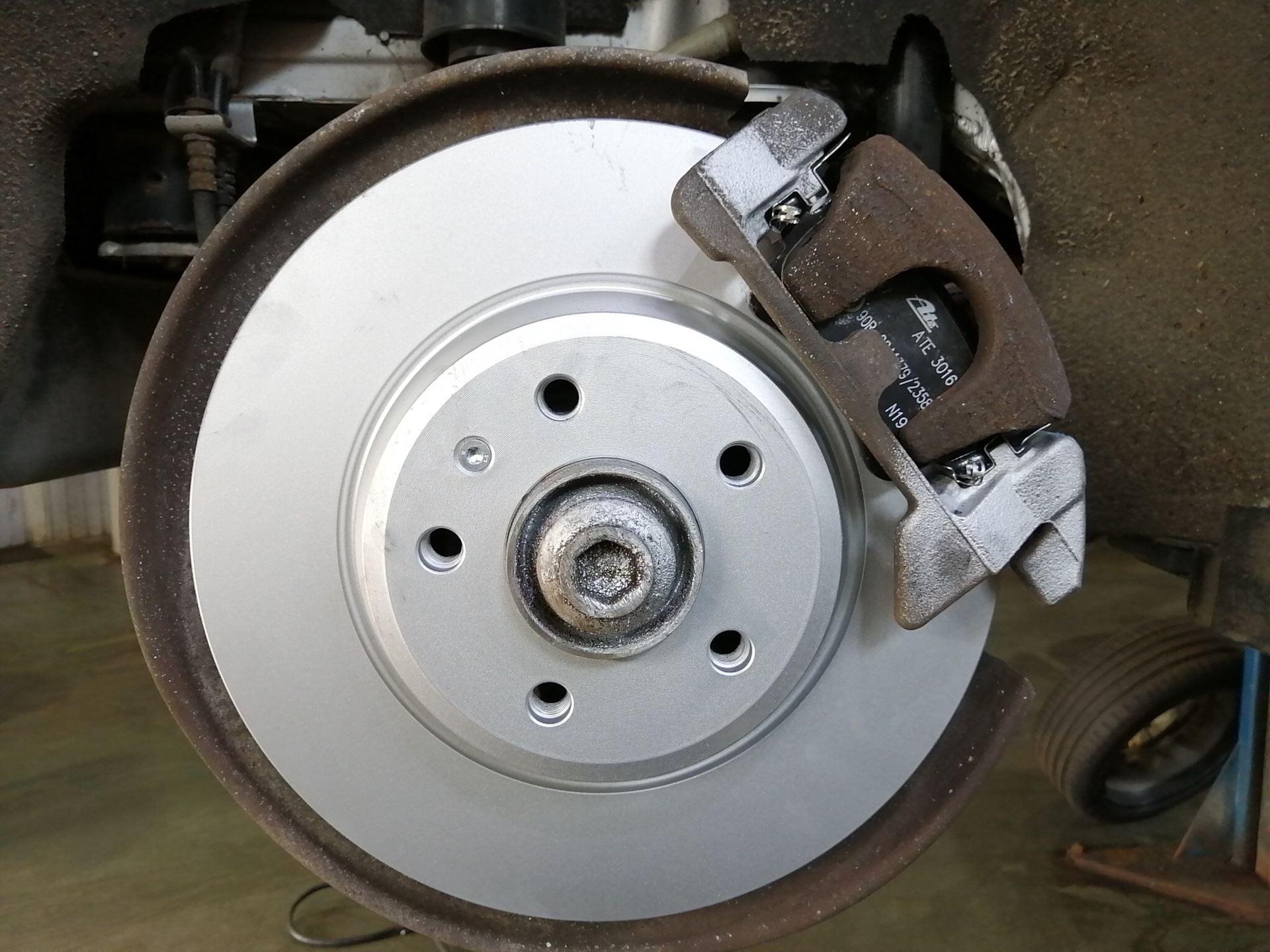 Задние тормозные колодки ATE и пыльник суппорта TRW — Audi A4 (B8), 2 л ...