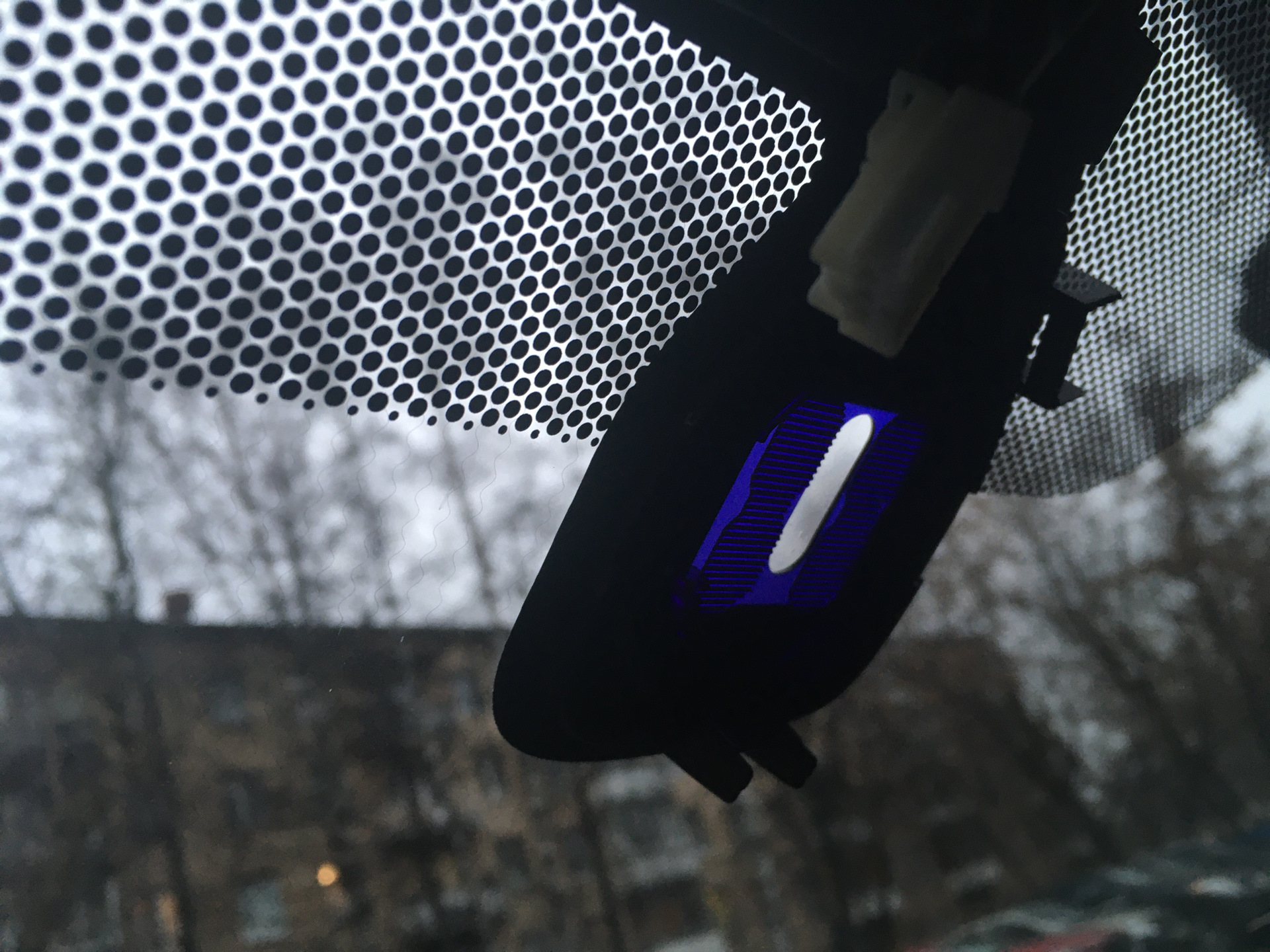 Стекло детектор. Датчик дождя Лансер 10. Датчик дождя на лобовом стекле Аутлендер 3. Датчик дождя на лобовом стекле Лансер 10. Mitsubishi Outlander 2020 датчик дождя и света и камера.