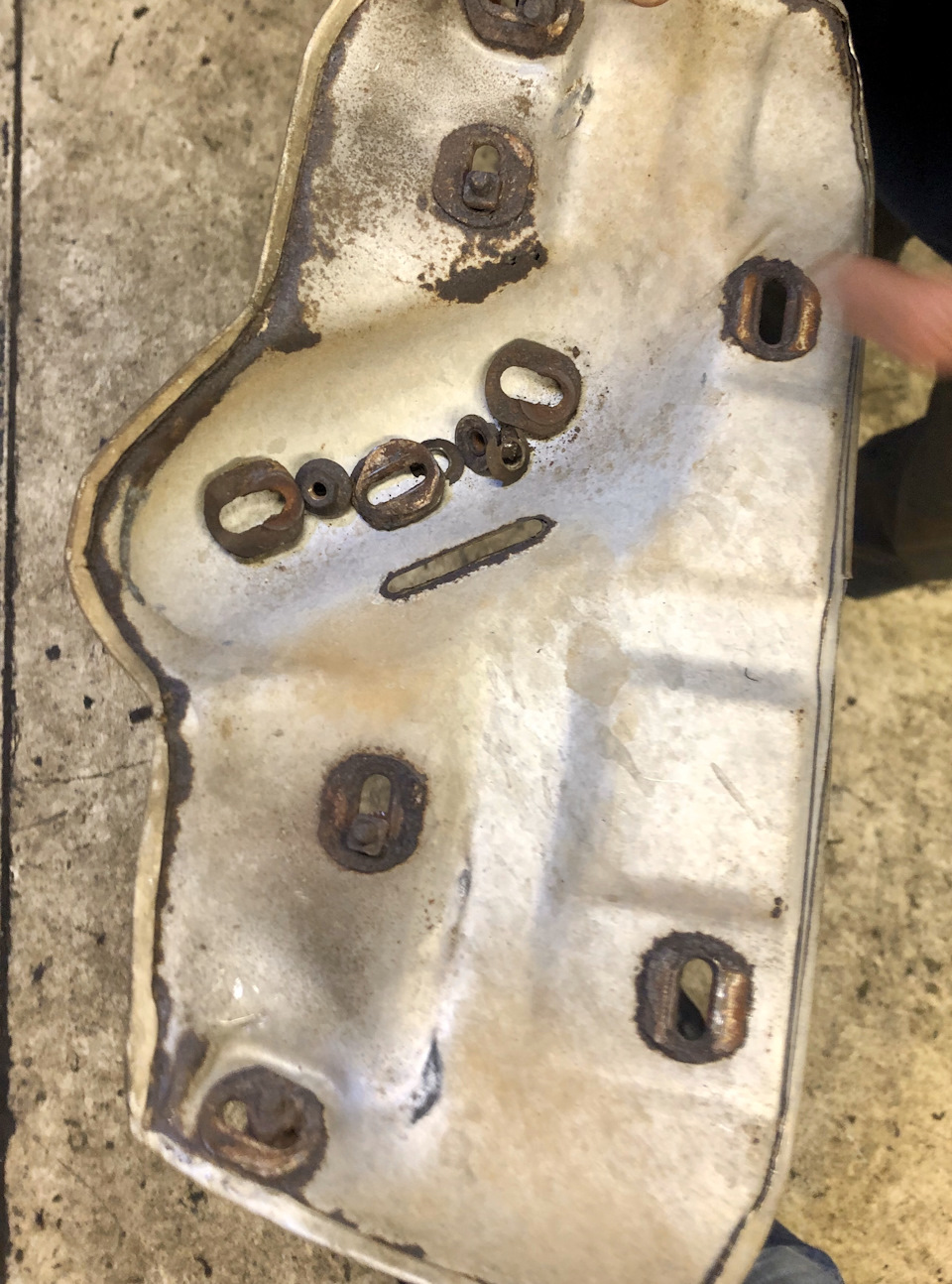 Мой прогоревший, на нижней части крепления просто выпали из щитка. — Alfa Romeo 159 Sportwagon