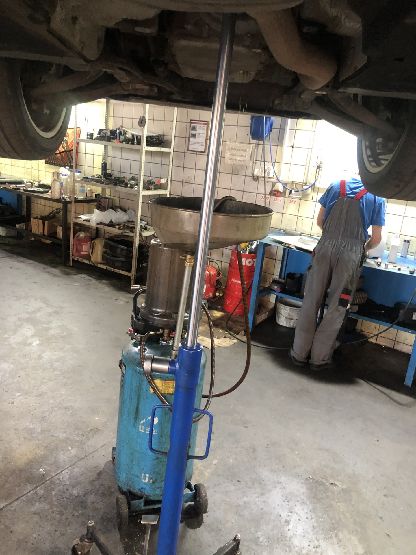 Частичная замена масла в коробке — Audi Q5 (1G), 2 л, 2012 года | визит ...