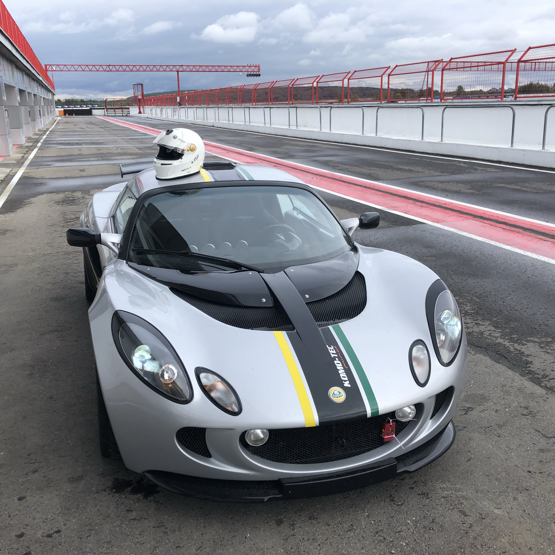 Машина Lotus exige