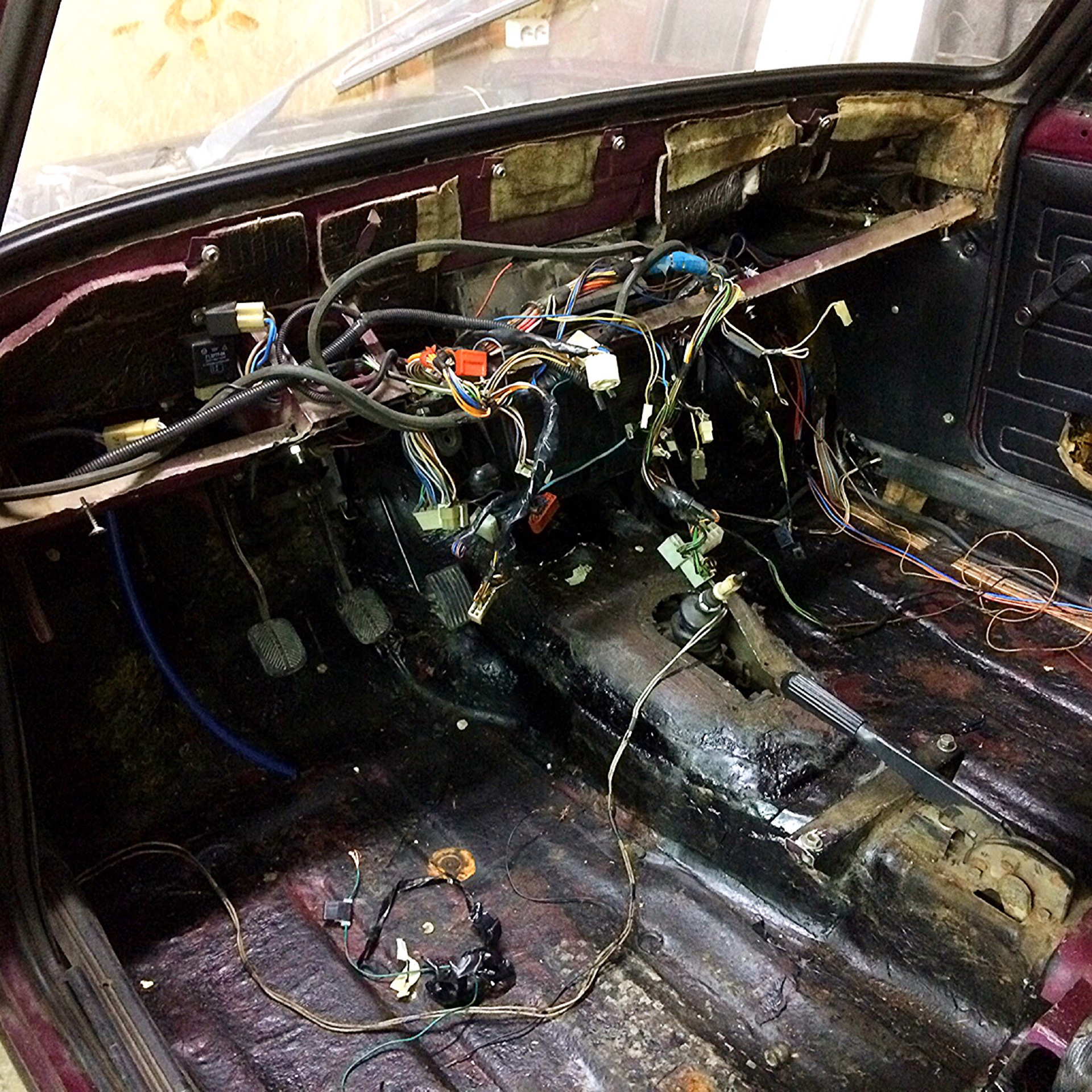 Слышно двигатель в салоне. Слышно двигатель в салоне. Ваз 2107 салон карбон. Пол салона в сборе ваз 2107. Слышно двигатель в салоне.