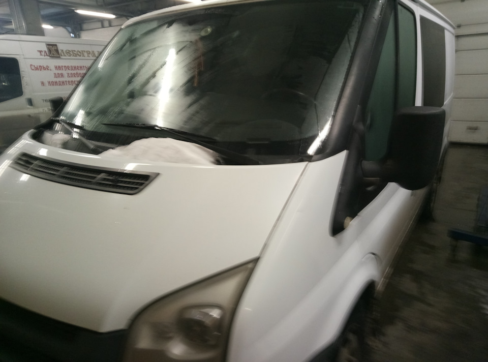 машина в мастерской — Ford Transit (7G)