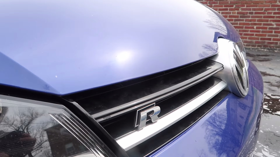 Original R grille with matte stripes and matte around VW emblem — Volkswagen Golf Mk7